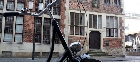 Rad vor dem Haus der Niederlande. Quelle: Institut für Niederländische Philologie der WWU Münster